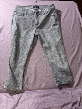 Black & White Printed Capri Pants — Sleek Slim Fit